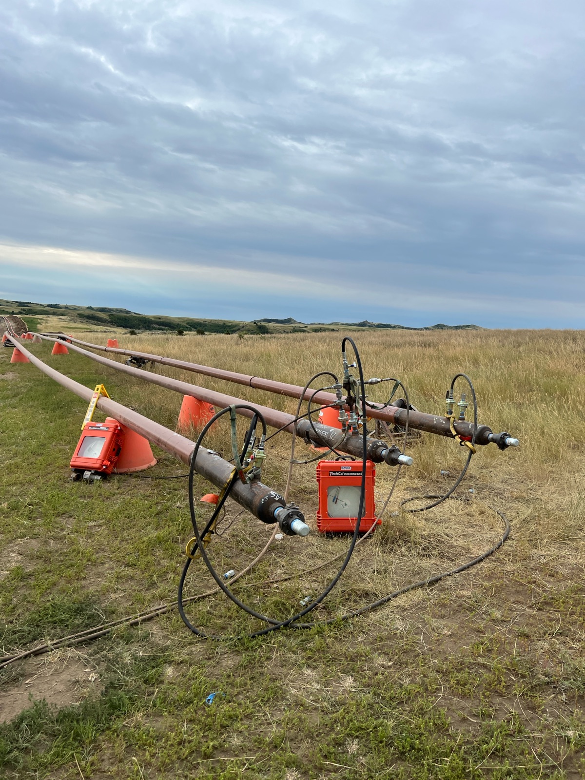 Hydrostatic test heads and instrumentation connected to a pipeline section